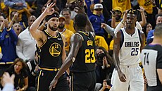Klay Thompson (vlevo) a Draymond Green z Golden State se radují z úsp�né akce...