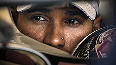 Lewis Hamilton a jeden z jeho piercing.