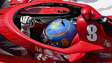 védský pilot Marcus Ericsson po dojezdu závodu 500 mil v Indianapolis.