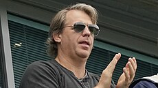 Todd Boehly sleduje zápas Chelsea.