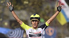 Jan Hirt slaví vítězství v 16. etapě Gira.