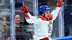 Český hokejista Matěj Blümel se raduje z gólu proti Spojeným státům.