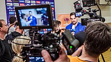 Tomá Satoranský elí médiím po tiskové konferenci sto dní ped EuroBasketem v...