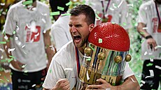 Luká Palyza z Nymburka s pohárem pro eské ampiony