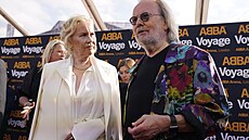 Agnetha Faltskog a Benny Andersson na �erveném koberci p�i zahájení show ABBA...