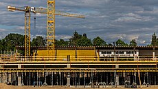 Stavba fotbalového stadionu v hradeckých Malovicích (22. 5. 2022)