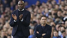 Patrick Vieira, trenér fotbalist� Crystal Palace (vlevo) b�hem utkání s...