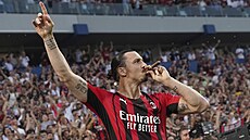 Zlatan Ibrahimovic v dresu AC Milán labužnicky potahuje z mistrovského doutníku.