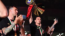 Zlatan Ibrahimovic se spoluhráči z AC Milán oslavují titul.