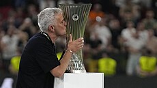 José Mourinho, trenér AS Řím, líbá trofej pro vítěze Konferenční ligy.