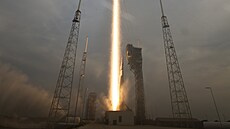 Start rakety Atlas V spolenosti United Launch Alliance s kosmickou lodí...