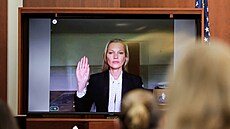 Kate Mossová b�hem výpov�di u soudu Johnnyho Deppa a jeho exman�elky Amber...