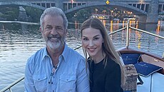 Mel Gibson a Pavlína Nmcová na plavb lodí (Praha, 24. kvtna 2022)