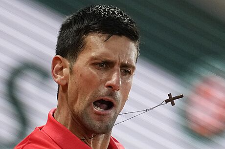Srbský tenista Novak Djokovi v akci bhem tvrtfinále Roland Garros