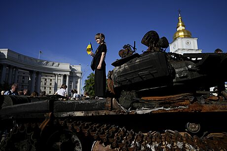 Ukrajinská holika stojí na znieném ruském tanku, zatímco Kyjev slaví výroí svého zaloení.