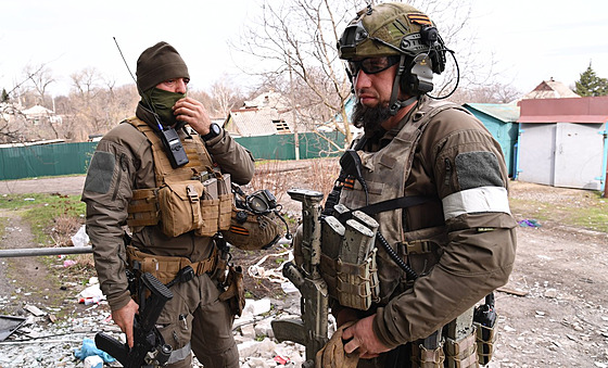 eentí vojáci zvlátního pluku pojmenovaného po Achmatu Kadyrovovi ve vesnici...