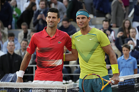 Srbský tenista Novak Djokovi (vlevo) a panl Rafael Nadal ped tvrtfinálovým...