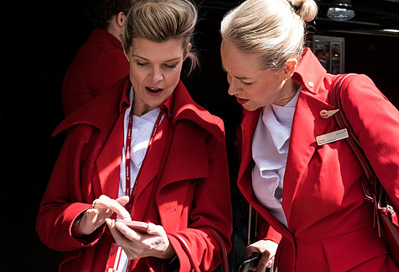 Letušky společnosti Virgin Atlantic před hotelem na newyorském Manhattanu. Jako...