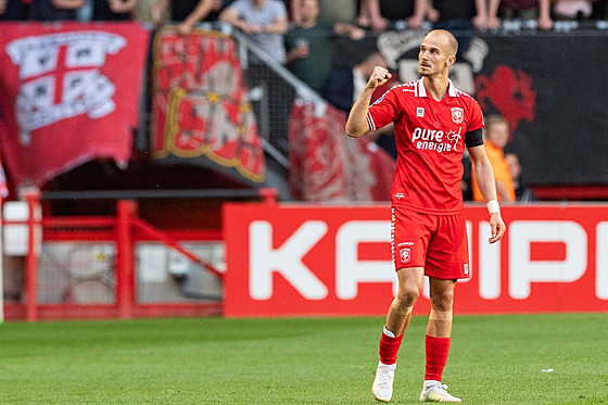 eský fotbalista Václav erný slaví vstelený gól v utkání Twente proti...