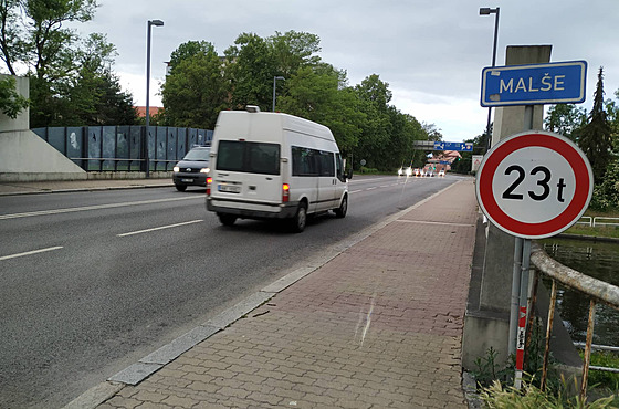 U mostu Kosmonaut� v �eských Bud�jovicích p�ibyla zna�ka, �e na n�j nesmí vozy...