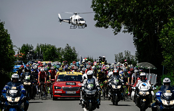 Momentka z Tour de France. Helikoptérou nad pelotonem se mete prolett i vy.