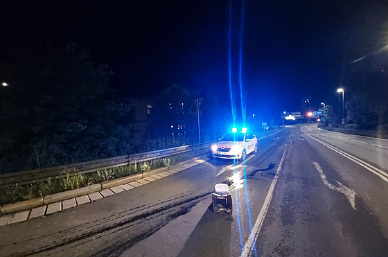 �idi� se prora�eného sloupku zbavil p�ed rychlodráhou, ujel s ním necelého p�l...