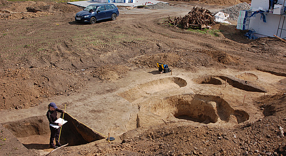 Pohled na archeology zkoumané místo v Leanech, kde bude v budoucnu stát...