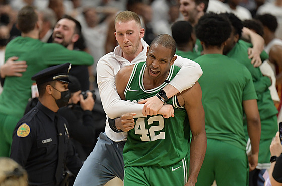 Al Horford (42) a Sam Hauser z Boston Celtics oslavují postup do finále NBA.