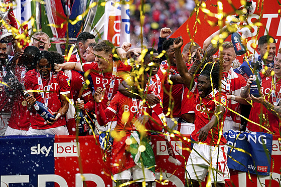 Fotbalisté Nottinghamu Forest oslavují postup do Premier League.