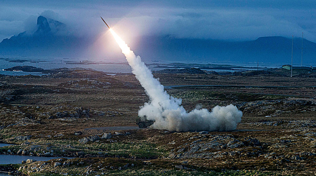 Raketomety pro Ukrajinu? Jen takové, kterými nezasáhnou Rusko, řekl Biden