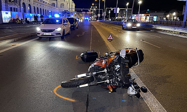 Motorkář se střetl s chodkyní na pražské magistrále, žena zemřela
