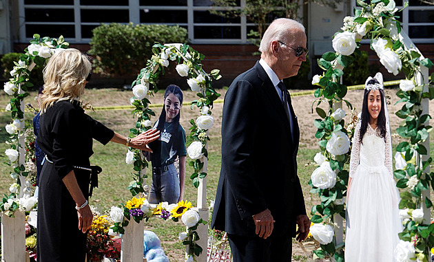 Biden uctil v Texasu oběti školního masakru. Dělejte něco, skandoval na něj dav