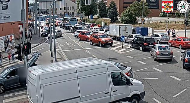 VIDEO: Řidič zastavil až za semaforem, pak se rozjel a srazil chodce