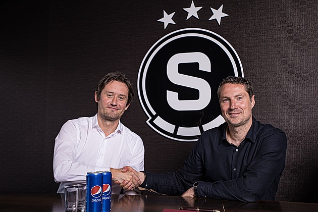 VIDEO: Rosický vyměnil kancelář za pódium. V O2 areně si zahrál na kytaru