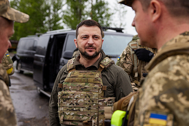 Zelenskyj navštívil frontovou linii, ruské rakety zasáhly Kyjev
