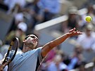 panlský tenista Carlos Alcaraz podává ve tvrtfinále Roland Garros.