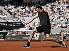 Nmecký tenista Alexander Zverev hraje bekhendový úder ve tvrtfinále Roland...