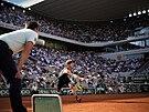 Nmecký tenista Alexander Zverev dobíhá míek ve tvrtfinále Roland Garros.