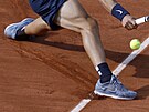 Detailní zábr skluzu panlského tenisty Carlose Alcaraze na Roland Garros
