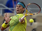 panlský tenista Rafael Nadal se ve tvrtfinále Roland Garros opírá do míku.