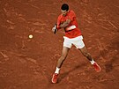 Obouruní bekhend srbského tenisty Novaka Djokovie ve tvrtfinále Roland Garros