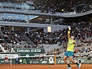 panlský tenista Rafael Nadal podává na Srba Novaka Djokovie (vlevo v pozadí...