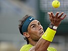 panlský tenista Rafael Nadal si nadhazuje míek na podání.
