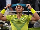 panlský tenista Rafael Nadal odpoívá na lavice bhem tvrtfinále Roland...