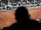 tvrtfinálový duel tenisového Roland Garros mezi Rafaelem Nadalem (v zeleném) a...