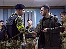 Prezident Volodymyr Zelenskyj pedává vyznamenání ukrajinskému vojákovi. (29....