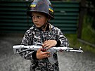 Chlapec z obce Stojanka si hraje na vojáka. (30. dubna 2022)
