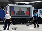 Vladimir Putin na obrazovce s ruskými zpravodajskými programy v míst...
