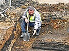 Archeolog Samuel panihel pi przkumu rekonstruovanho nmst ve Valaskm...