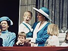 Princezna Diana, princ William a princ Harry na balkonu Buckinghamského paláce...